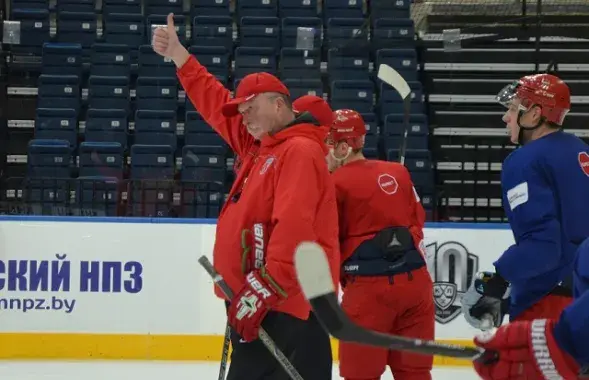 На снимке главный тренер хоккейной сборной Беларуси Дэйв Льюис. Фото: hockey.by​