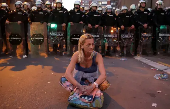 Гэта жанчына сцвярджае, што яе сына затрымала паліцыя / Reuters