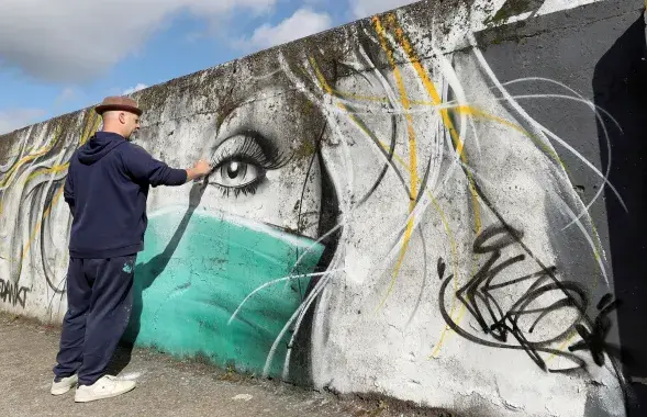 Коронавирусное граффити / Reuters