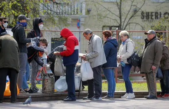 Валанцёры раздаюць ежу людзям у Мінску / Reuters