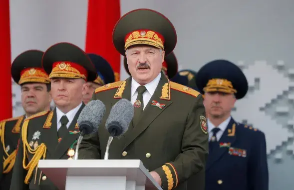 Александр Лукашенко выступает на параде / Reuters​