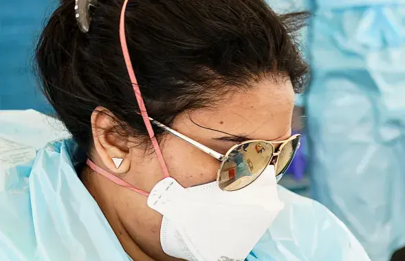 Уже несколько месяцев медики остаются на передовой борьбы с COVID-19 / Reuters