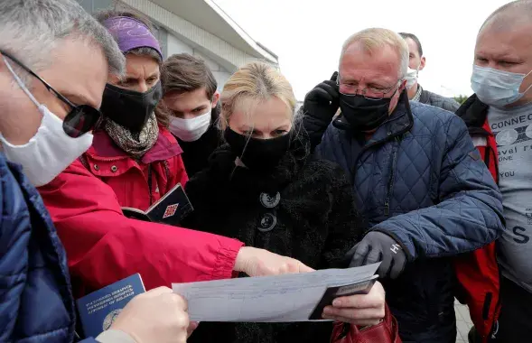 Беларусы пакідаюць подпіс за вылучэнне кандыдата ў прэзідэнты / Reuters