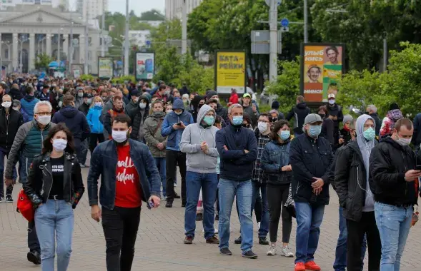 Очередь желающих поставить подпись за альтернативного кандидата в Минске / Reuters​