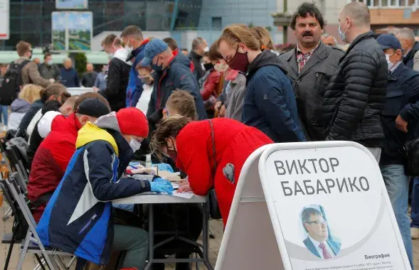 Сбор подписей за Виктора Бабарико в Минске / Reuters