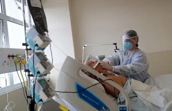 Борьба с коронавирусом продолжается по всему миру / Reuters