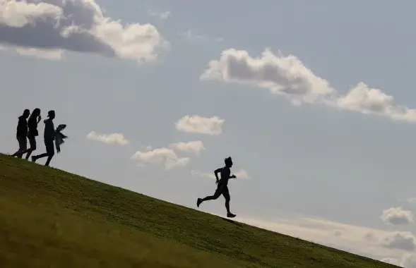 Европейцы только порадовались смягчению карантинных мер, как произошел новый всплеск коронавируса / Reuters