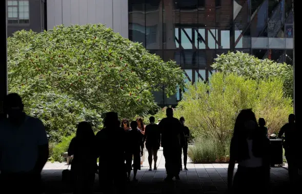 Количество новых случаев заражения снова снизилось / Reuters​