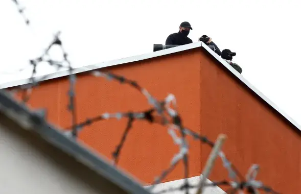 Силовики на крыше здания на Окрестина в Минске / Reuters​