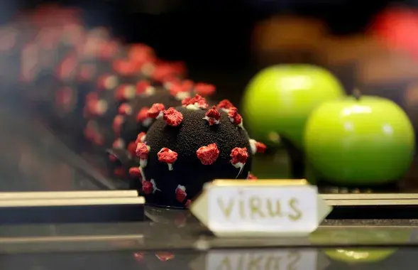 Торт в окне кофейни в Праге, 5 октября 2020-го / Reuters