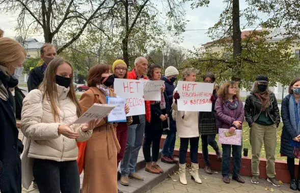 Наталля Дуліна на пікеце каля МДЛУ 23 кастрычніка / Еўрарадыё