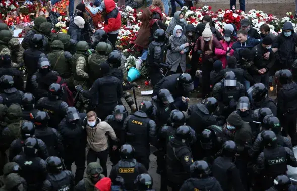 Уничтожение силовиками народного мемориала Романа Бондаренко в Минске, 15 ноября 2020-го / Reuters​
