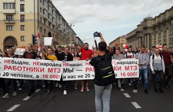 Рабочыя МТЗ ідуць да будынка ЦВК па праспекце Незалежнасці ў Мінску 14 жніўня 2020 года / Еўрарадыё