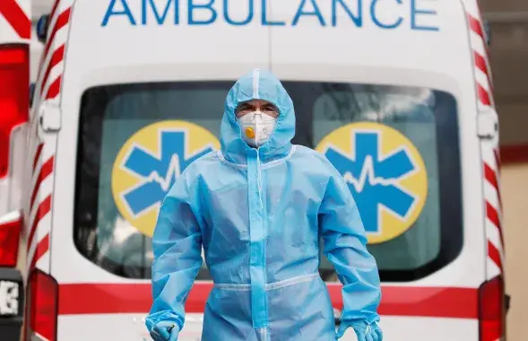 Медик в Киеве / Reuters