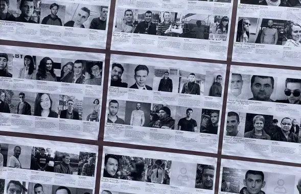 Снимки белорусских политзаключённых на плакате протестующих в Торонто / Reuters​