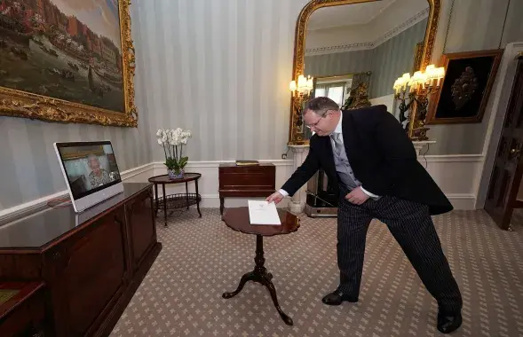 Королева и белорусский посол / Reuters​