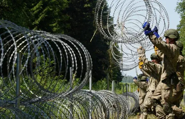 На літоўскай мяжы з&#39;явіўся бар&#39;ер з калючага дроту. Ліпень 2021-га / Reuters