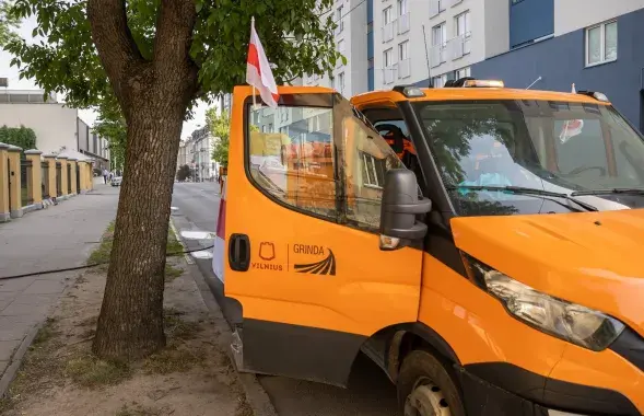 На вызов приехали коммунальщики с бело-красно-белыми флагами / facebook.com/remigijus.simasius​