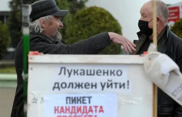 Владимир Непомнящих (справа) на пикете в Минске​