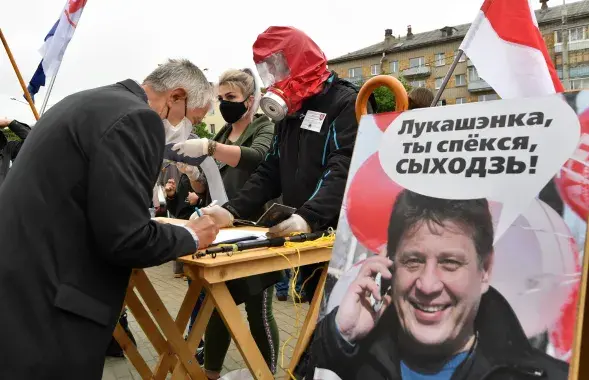 Сборщик подписей в противогазе / Еврорадио