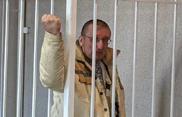 Алесь Пушкін за кратамі / https://www.facebook.com/ales.pushkin
