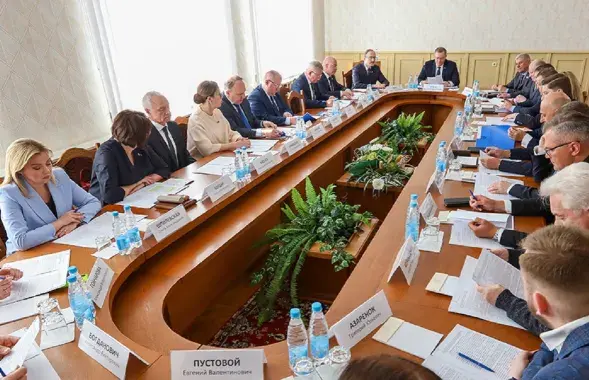Азаронка пасадзілі за стол як мага далей ад Шведа / prokuratura.gov.by
