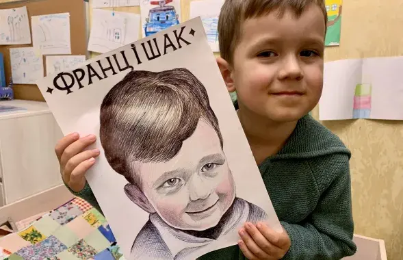 Францішак Севярынец з партрэтам / https://www.facebook.com/vola.sieviaryniec
