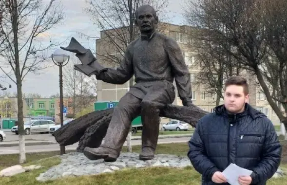 Мікіта Бруй каля помніка Якубу Коласу / spring96.org
