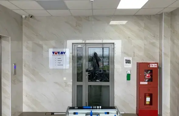 У входа в минский офис портала TUT.by / Еврорадио