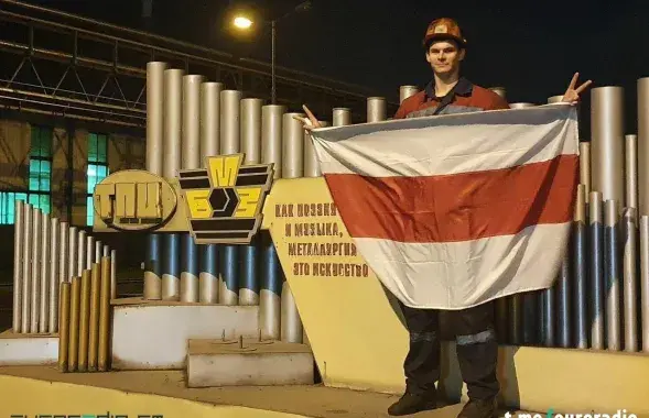 Забастовка и бело-красно-белый флаг​