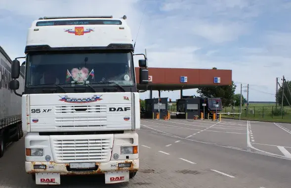 Сцяжкі РБ і РФ у кабіне грузавіка / https://www.facebook.com/Muitineskriminalinetarnyba
