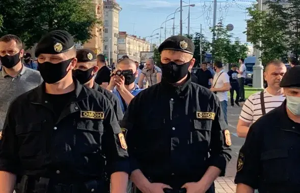 ОМОН на тротуаре проспекта Независимости в Минске / Еврорадио​