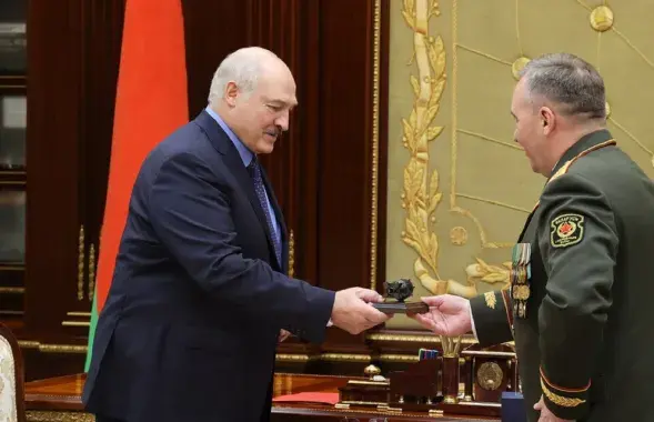 Падарунак ад міністра абароны / president.gov.by
