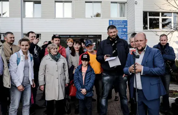 Группа поддержки на крыльце РУВД / svaboda.org