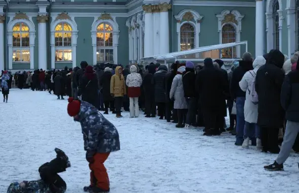 Чарга ў Эрмітаж, студзень 2023-га / fontanka.ru

