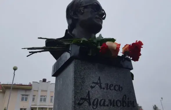 Бюст Алесю Адамовічу / фота Аліны Нагорнай