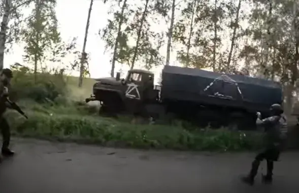 Чачэнскія добраахвотнікі каля спыненага грузавіка / Кадр з відэа ГУР Украіны
