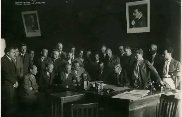 Здымак беларускіх і грузінскіх пісьменнікаў у Мінску, каля 1935 года / t.me/kufar_starazytnasc
