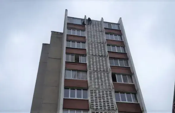 Мужчина на стене дома / minsk.mchs.gov.by