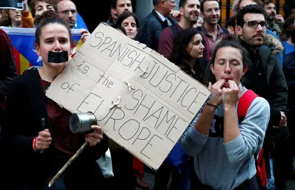 Надпись на плакате: &quot;Испанский суд &mdash; это позор Европы&quot;, фото: Reuters