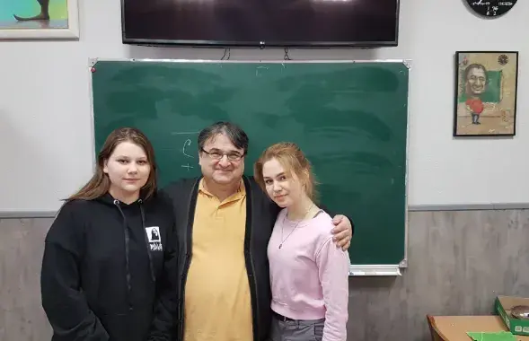 Яўген Лівянт з вучаніцамі / фэйсбук-акаўнт рэпетытара