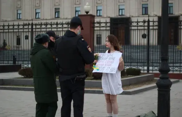 Пикет возле Минобороны РФ: "Сейчас российские военные насилуют и убивают украинских женщин.&nbsp;Остановите эту войну!" / Фото из соцсетей