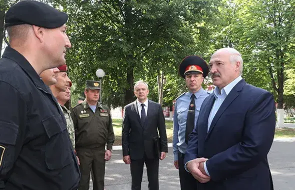 Дмитрий Балаба (слева) и Александр Лукашенко летом 2020-го / president.gov.by​