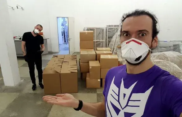 Актывісты кампаніі "ByCovid-19 &mdash; дапамога лекарам Беларусі" ў будынку галерэі "Ў", якая часова перадала сваё памяшканне пад склад / сацыяльныя сеткі