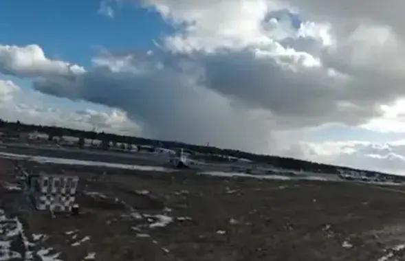 На подлёте к самолёту / скриншот из видео
