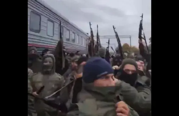 Сотням мабілізаваных раздалі спісаныя аўтаматы і баявыя патроны / Скрыншот з відэа
