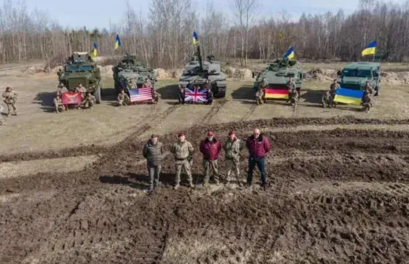Challenger 2 і іншая заходняя бронетэхніка пад украінскімі сцягамі / https://www.facebook.com/MinistryofDefence.UA
