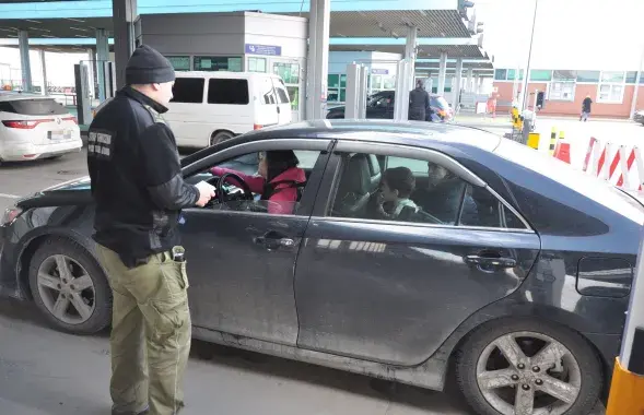 Украінская сям'я выязджае ў Польшчу / twitter.com/Straz_Graniczna
