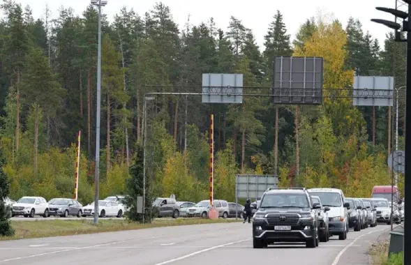 Очередь автомобилей на российской границе / reuters.com
