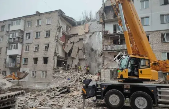 Многоэтажный дом в Николаеве после российской атаки / novosti-n.org
